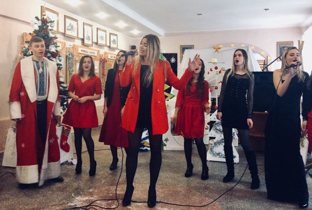 Керівник естрадної студії Олена Буркацька